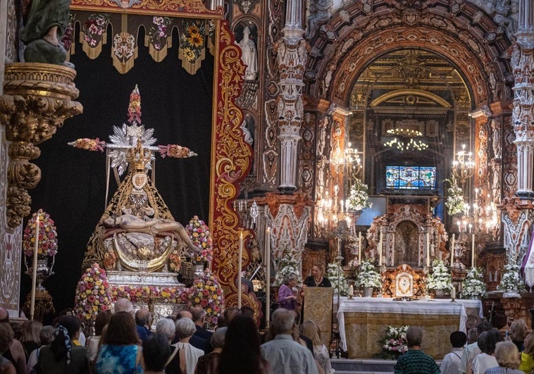 Una ofrenda floral que siembra tradición